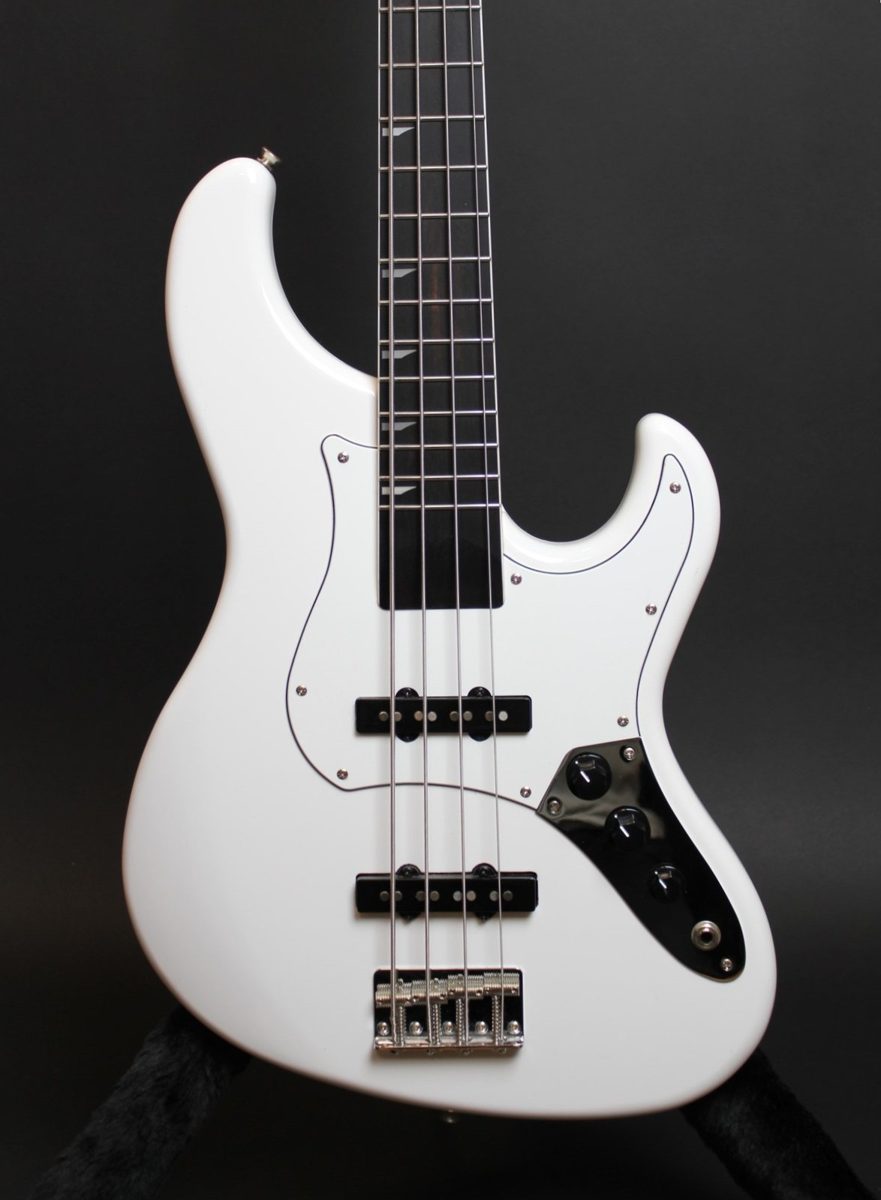 Ryoga VAL-BASS White エレキベース 純正ギグケース付き 重量3.835kg 2027年12月15日まで保証付き